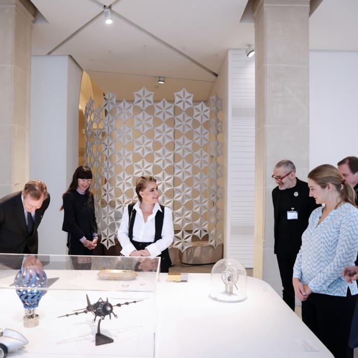 Leurs Altesses Royales observent des objets exposés sous une vitrine