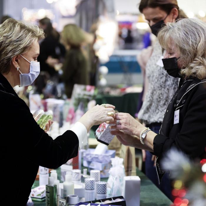 La Grande-Duchesse discute avec la responsable d'un stand de produits de soins