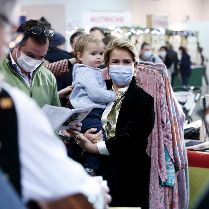 La Grande-Duchesse visite le Bazar International avec son petit-fils dans ses bras