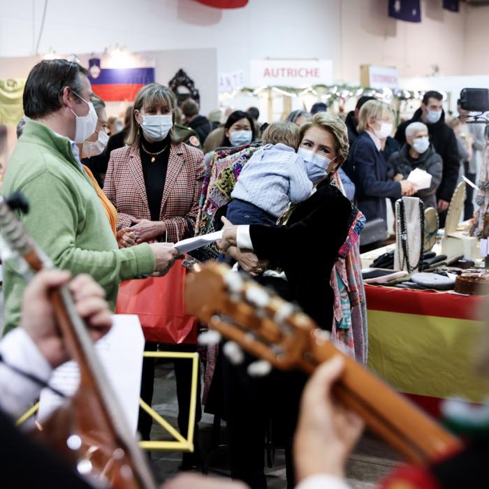 Un groupe de musique se produit devant les membres de la Famille