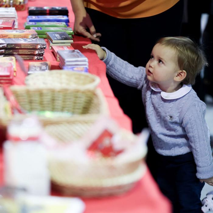 Le Prince Charles se tient devant un stand du Bazar International