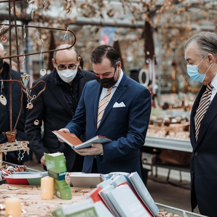 Le Prince Guillaume lit un livre édité par la Fondation Kräizbierg