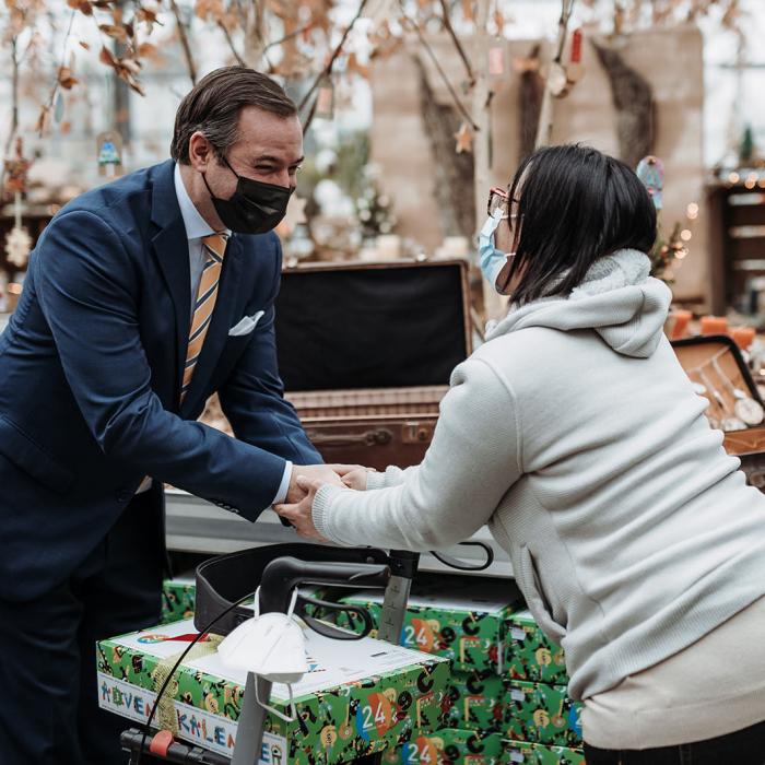 Le Prince Guillaume remercie une employée pour le cadeau