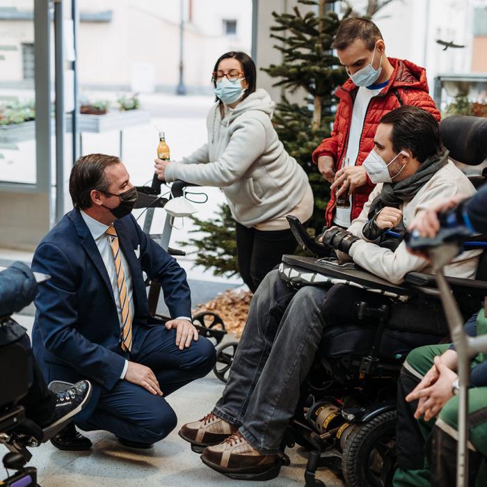 Le Prince Guillaume échange avec une personne en situation de handicap