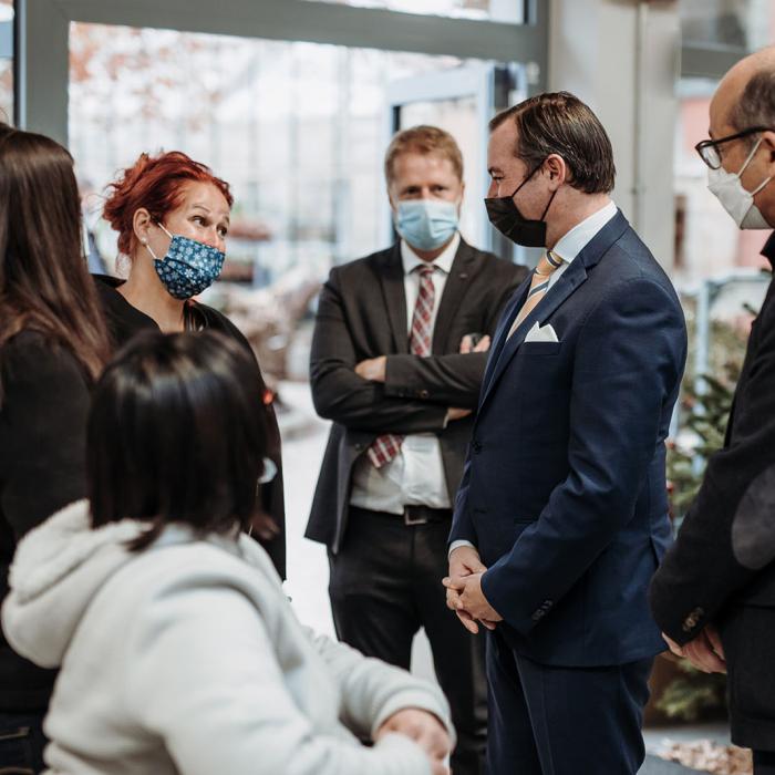 Le Prince Guillaume échange avec le personnel de la fondation Kräizbierg