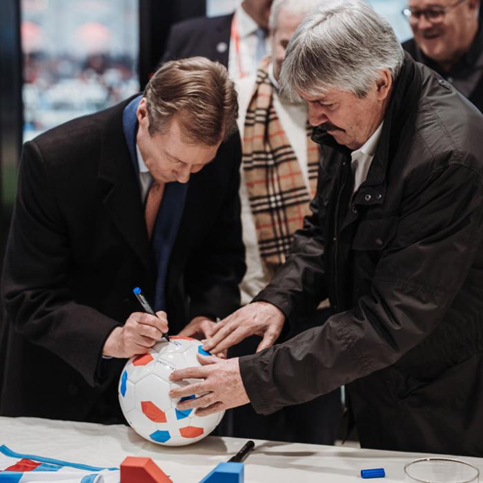 Le Grand-Duc signe un balon à l'issue de la rencontre