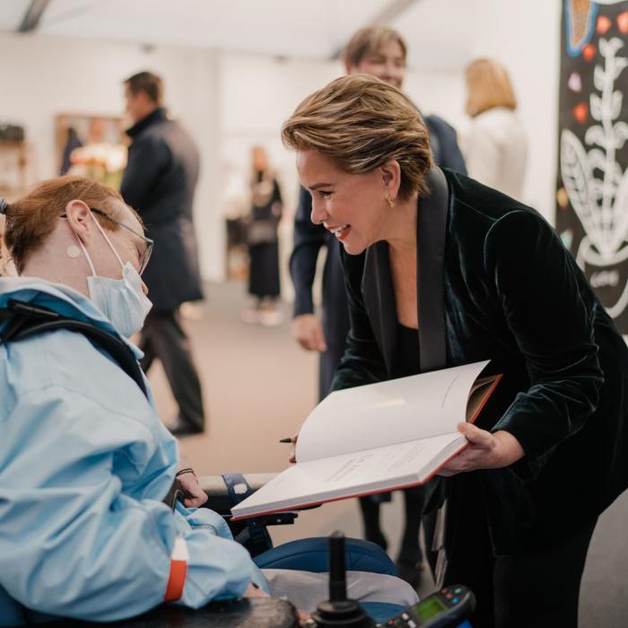 La Grande-Duchesse offre un livre à une personne en situation de handicap