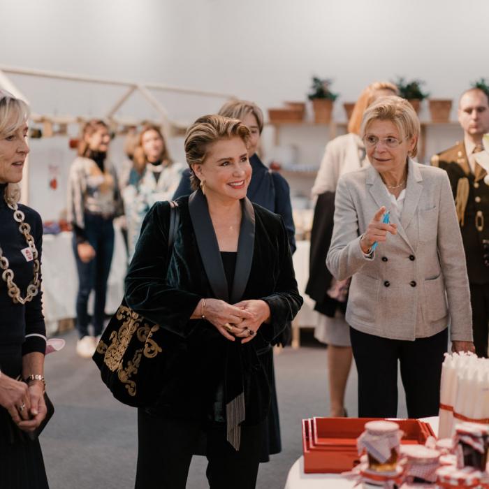 La Grande-Duchesse visite le bazar de la Croix-Rouge