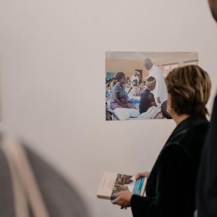 La Grande-Duchesse observe une photo au bazar de la Croix-Rouge