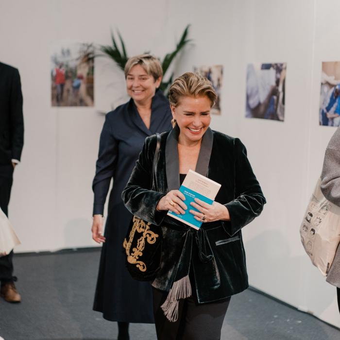 La Grande-Duchesse visite le bazar de la Croix-Rouge luxembourgeois