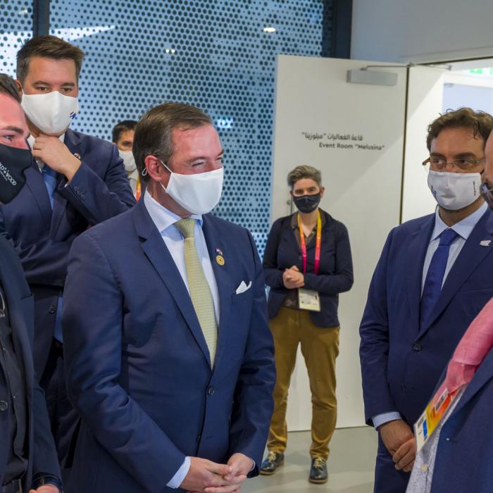 Le Prince Guillaume échange avec un représentant au pavillon luxembourgeois