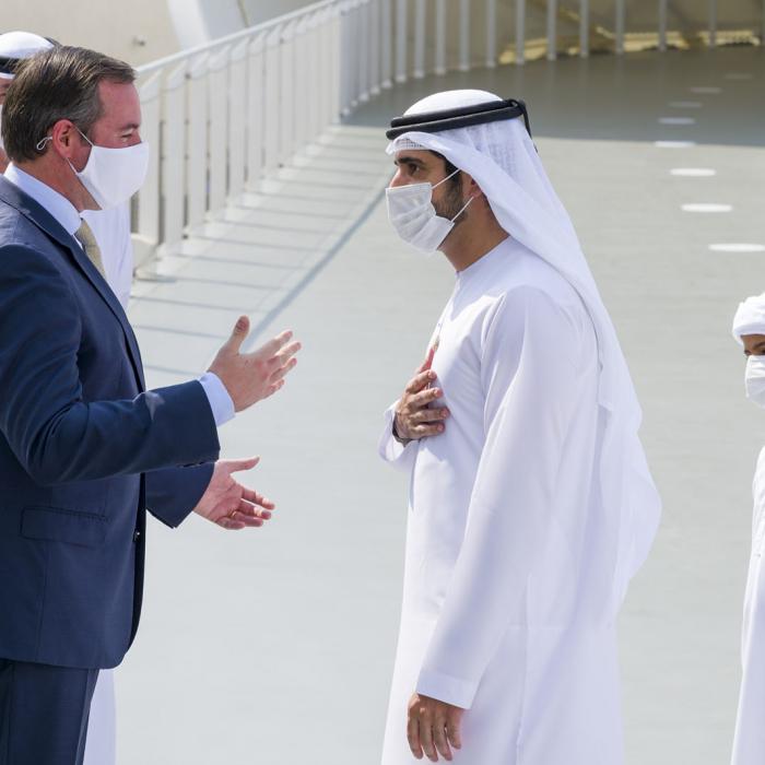 Le Prince Guillaume en pleine discussion avec le Prince héritier de Dubaï