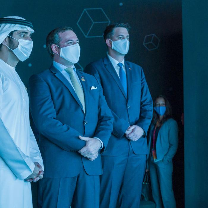 Le Prince Guillaume et le Prince héritier de Dubaï observe une projection