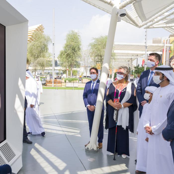 Le Prince Guillaume et le Prince héritier de Dubaï regarde le mot de bienvenue du Grand-Duc
