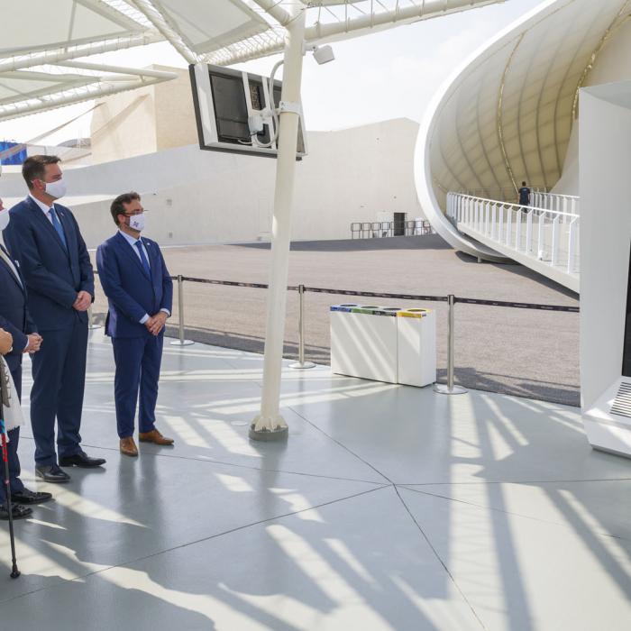 Le Prince Guillaume et le Prince héritier de Dubaï regarde le mot de bienvenue du Grand-Duc