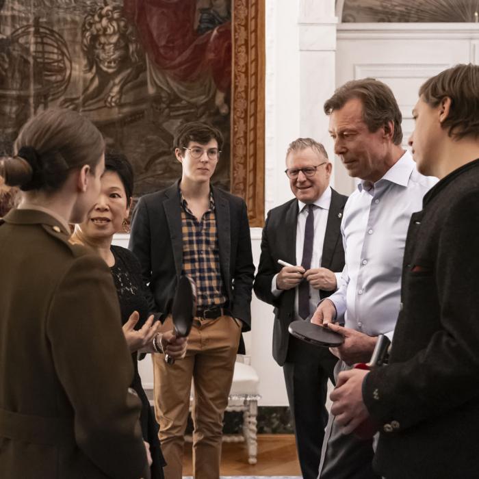 Les convives échangent après la partie de tennis de table