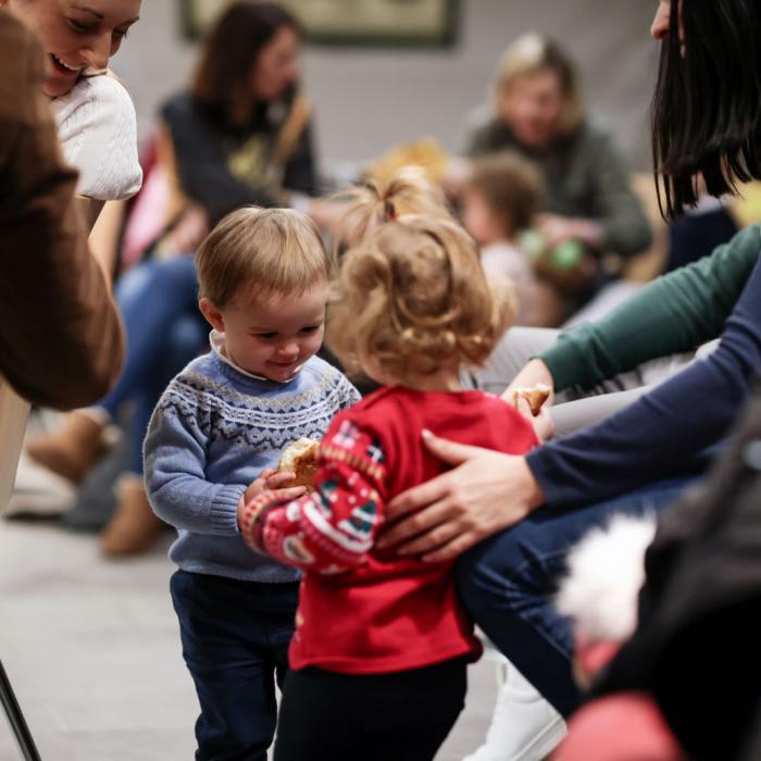 Le Prince Charles partage son Boxemännchen avec un petite fille