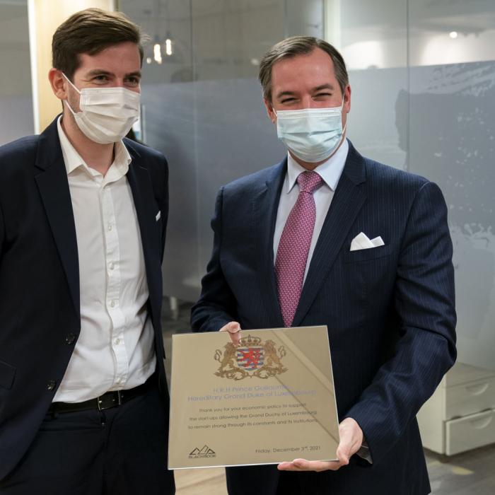 Le Prince Guillaume reçoit une plaque commémorative