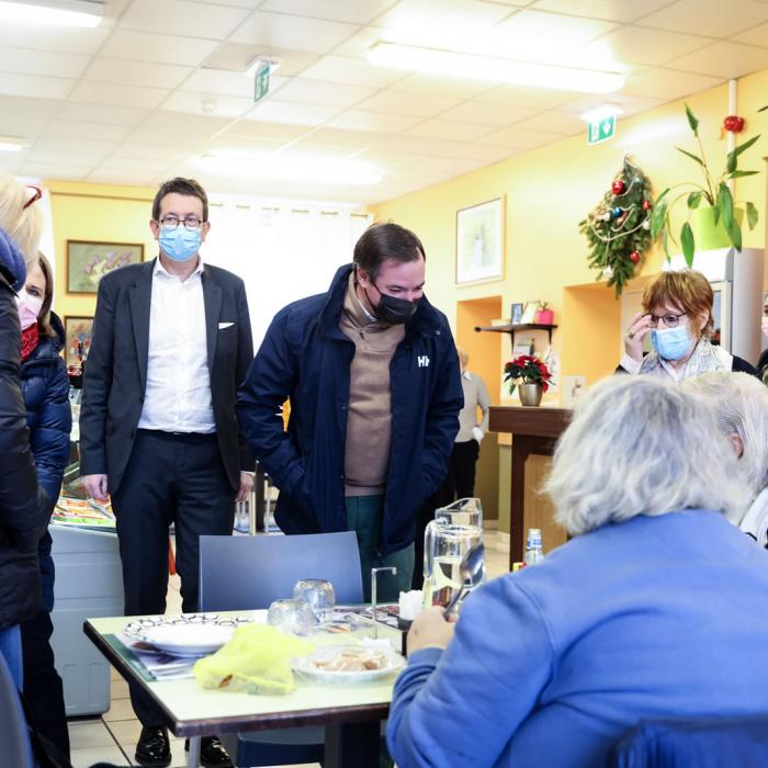 Le Prince Guillaume échange avec des clients de la "Vollekskichen"