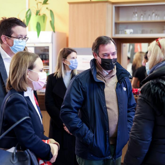 Le Prince Guillaume échange avec des clients de la "Vollekskichen"