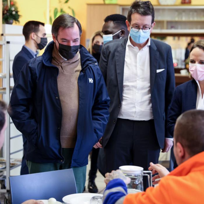 Le Prince Guillaume échange avec des clients de la "Vollekskichen"