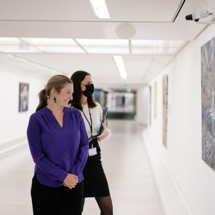 La Princesse Stéphanie observe une peinture des cascades du Schiessentümpel