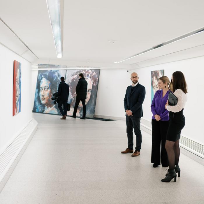 La Princesse Stéphanie observe un portrait de son mari, le Prince Guillaume