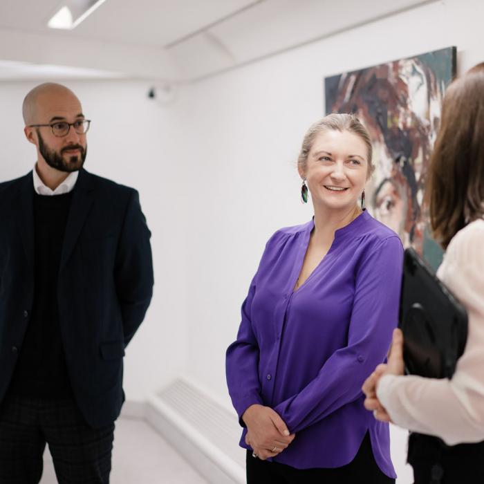 La Princesse Stéphanie discute avec l'artiste