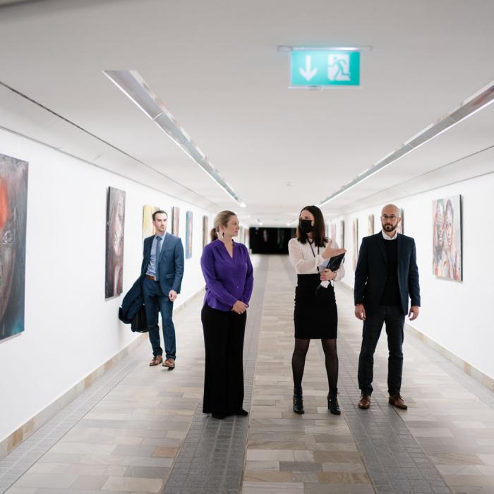 La Princesse Stéphanie et l'artiste échangent autour d'une oeuvre