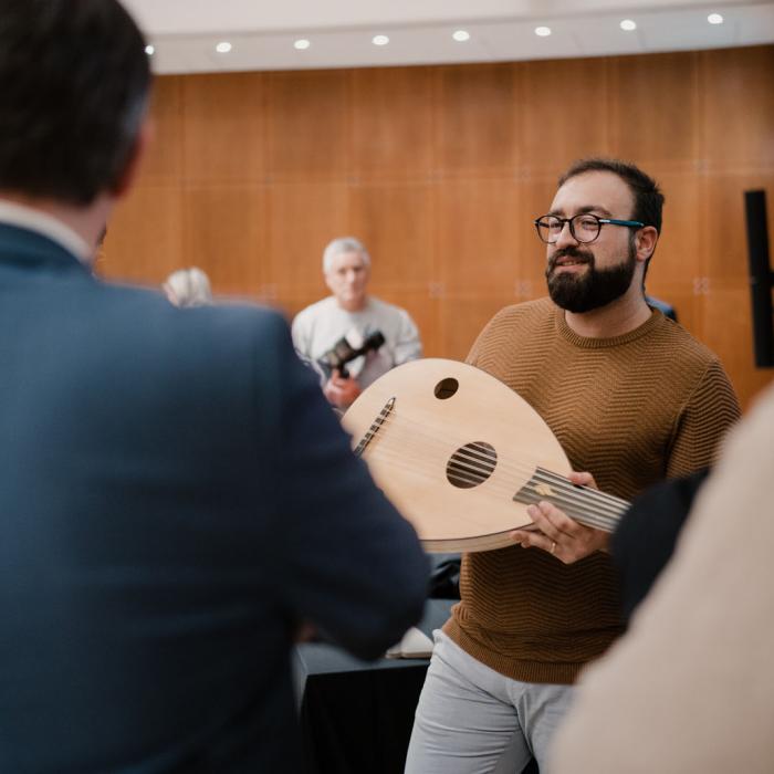 L'artisan luthier présente un instrument de musique