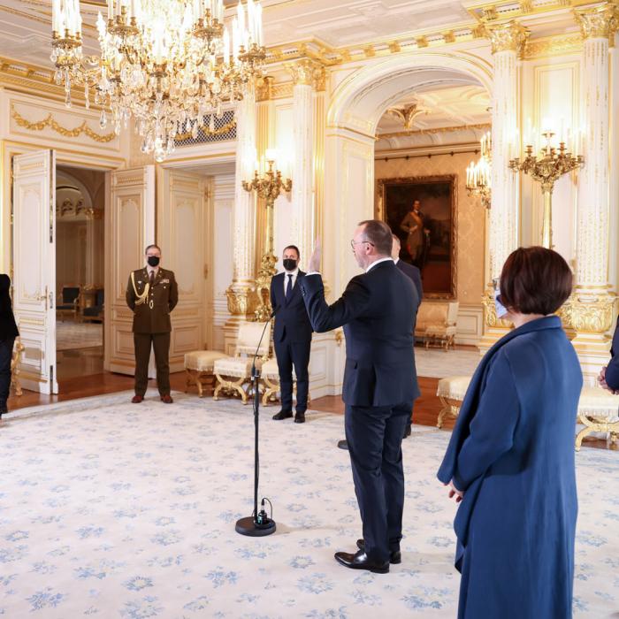 Madame Engel prête serment devant le Grand-Duc