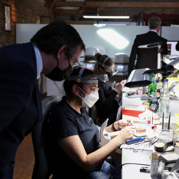 Le Prince Guillaume observe un technicien travailler sur une prothèse dentaire