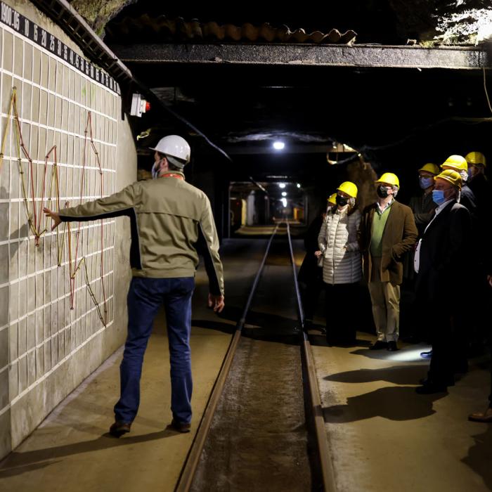 Un responsable du musée montre un plan des galeries de la mine