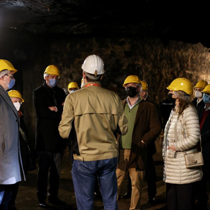 Leurs Altesses Royales reçoivent des explications sur la mine