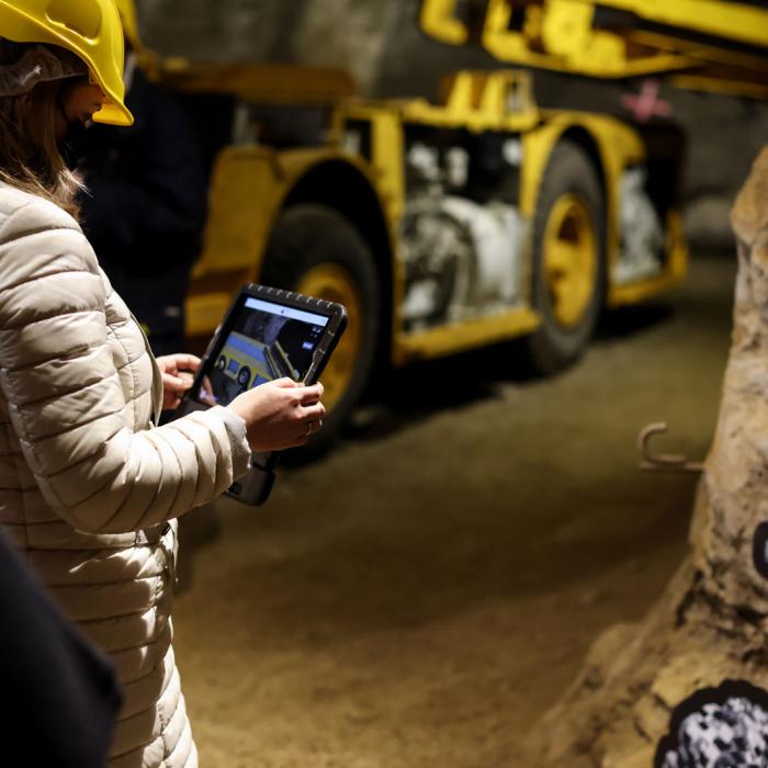 La Princesse regarde un film sur l'extraction de minerai de fer