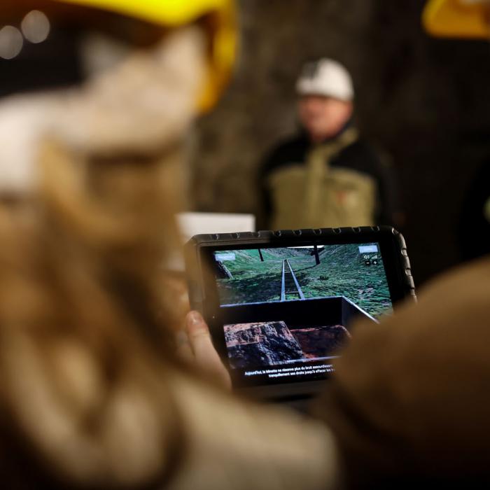 Vue sur un écran montrant un film explicatif sur l'extraction de minerai de fer