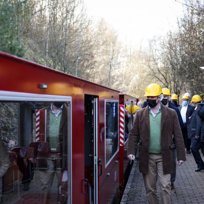 Leurs Altesses Royales embarquent dans le train minier