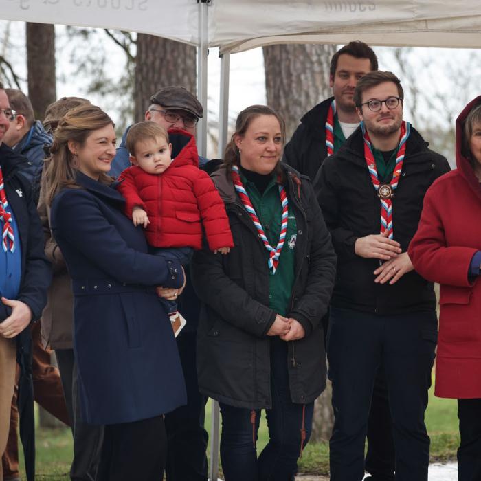 Leurs Altesses Royales assistent à la cérémonie organisée par les scouts