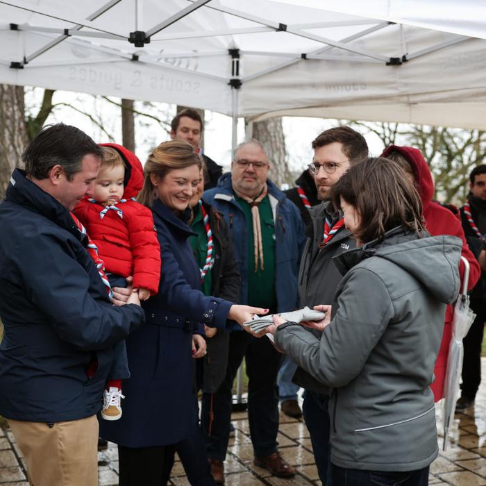 Une scout remet un foulard comme cadeau au Prince Charles