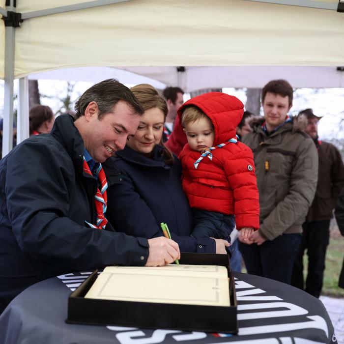 Le Prince Guillaume signe un livre d'or lors de la cérémonie