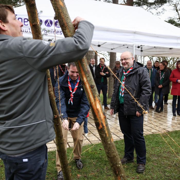 Le Prince Guillaume passe une ficelle sur le tilleul