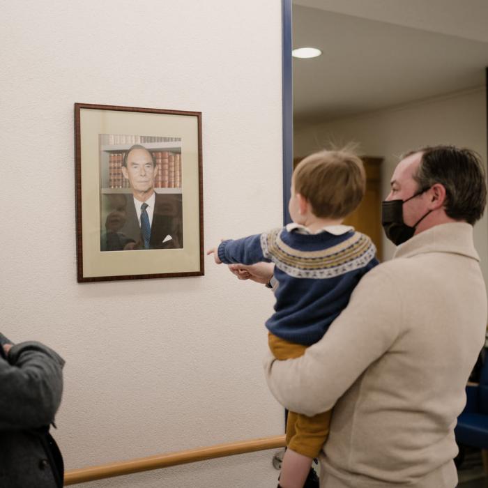 Le Prince Charles avec son père observe un portrait du Grand-Duc Jean