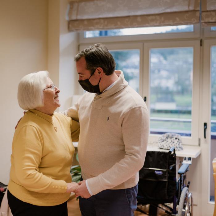 Le Prince Guillaume discute avec une personne âgée