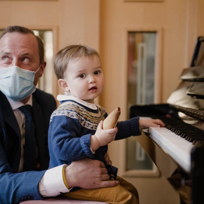 Le Prince Charles joue au piano