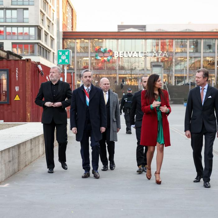 Le Grand-Duc, Mme Santana et des invités se rendent à la conférence