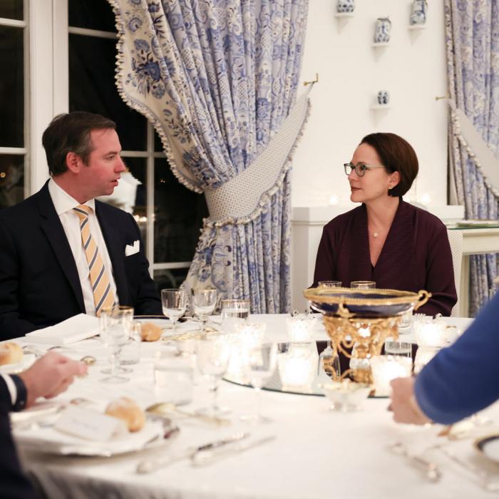 Le Prince Guillaume échange avec la ministre des Finances