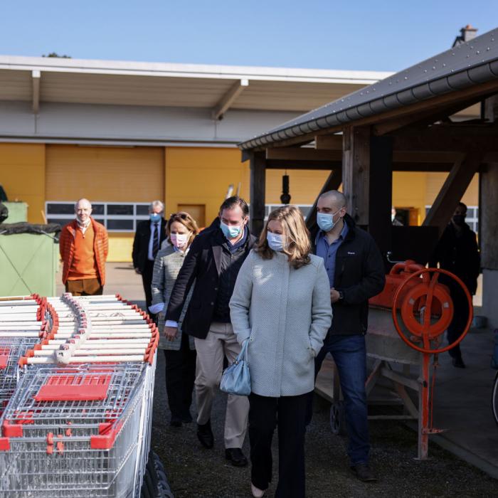 Le Couple héritier à l'extérieur des ateliers