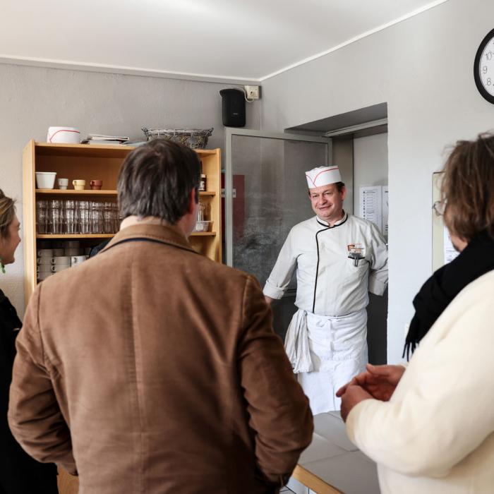 Le chef cuisinier échange avec le Couple héritier