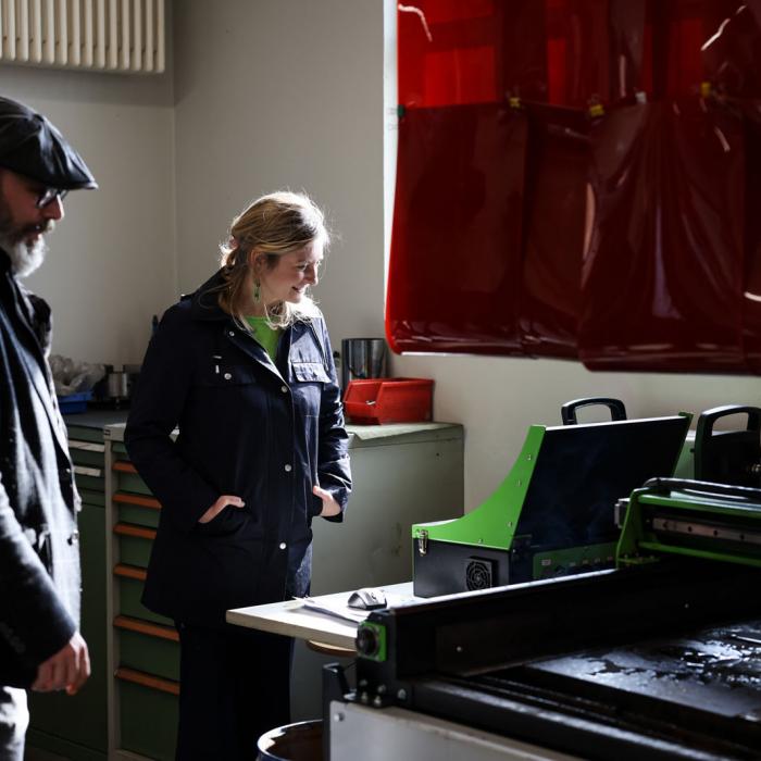 La Princesse Stéphanie découvre des machines de l'atelier