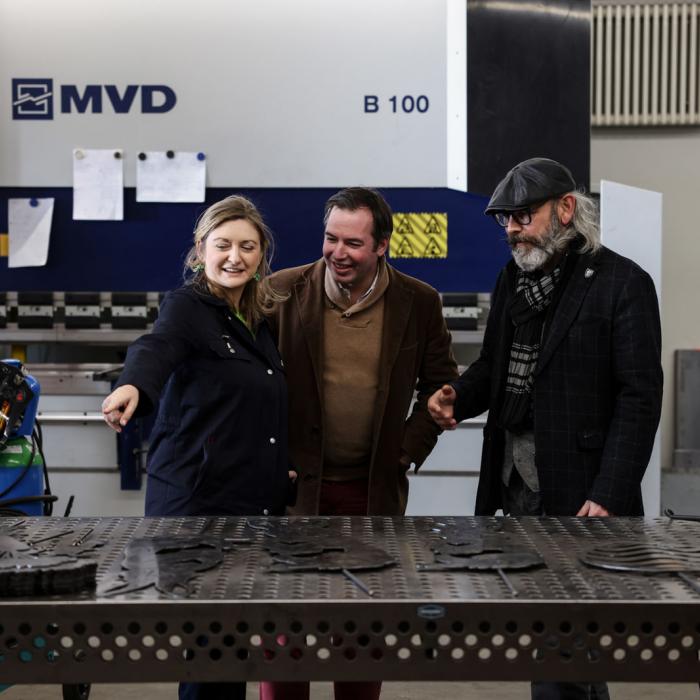 Le Couple héritier découvre l'atelier "fer" du centre